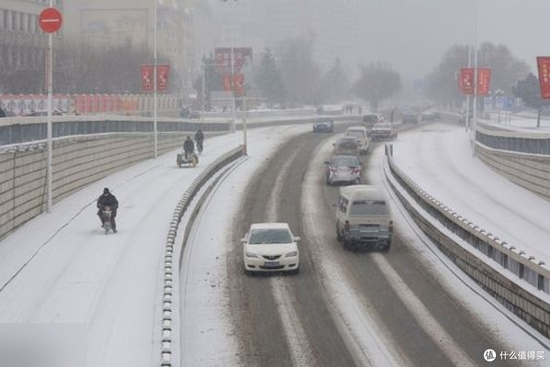 冰雪路行车,掌握这些保持车距法保安全