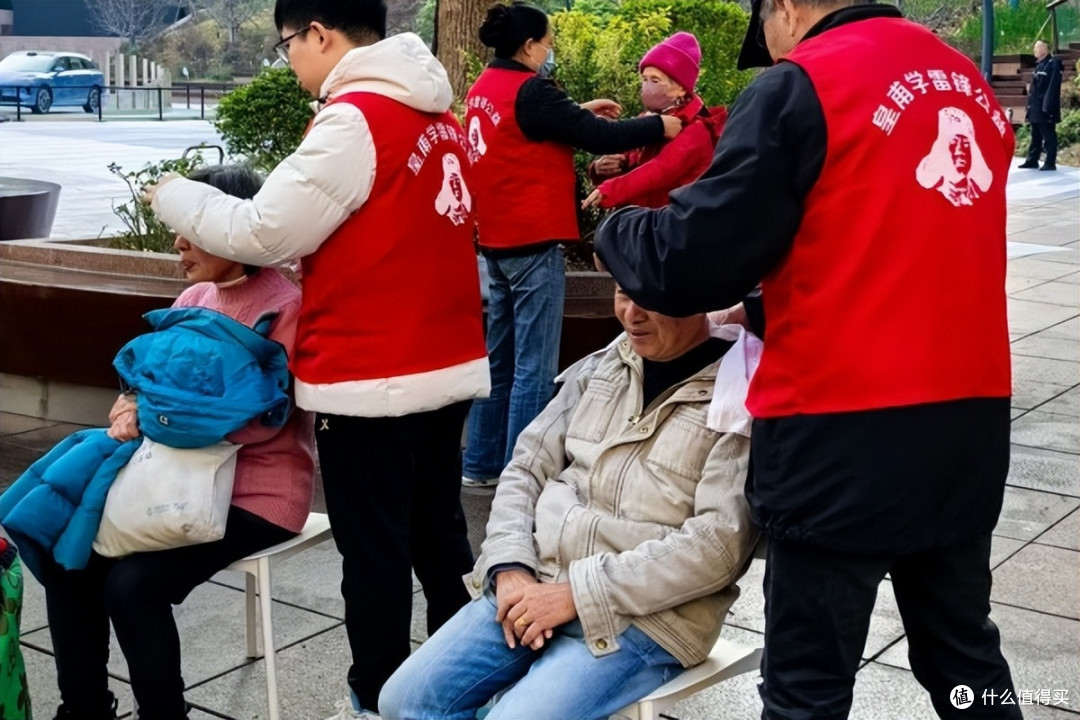 上海市：冬日暖行 雷锋精神点亮南京路步行街