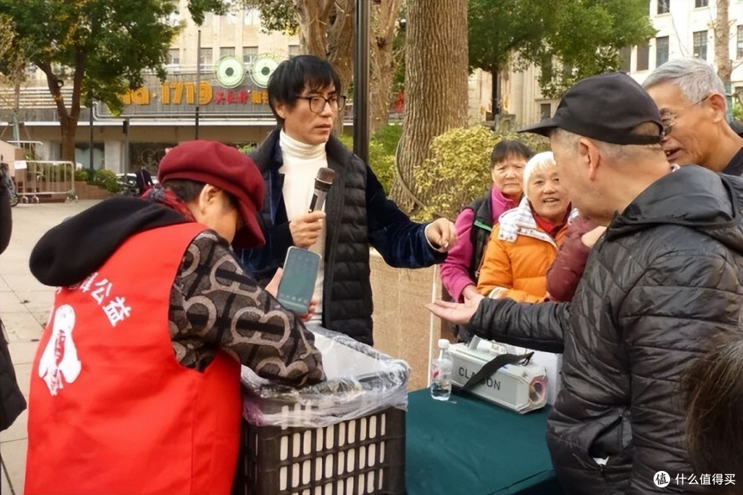 上海市：冬日暖行 雷锋精神点亮南京路步行街