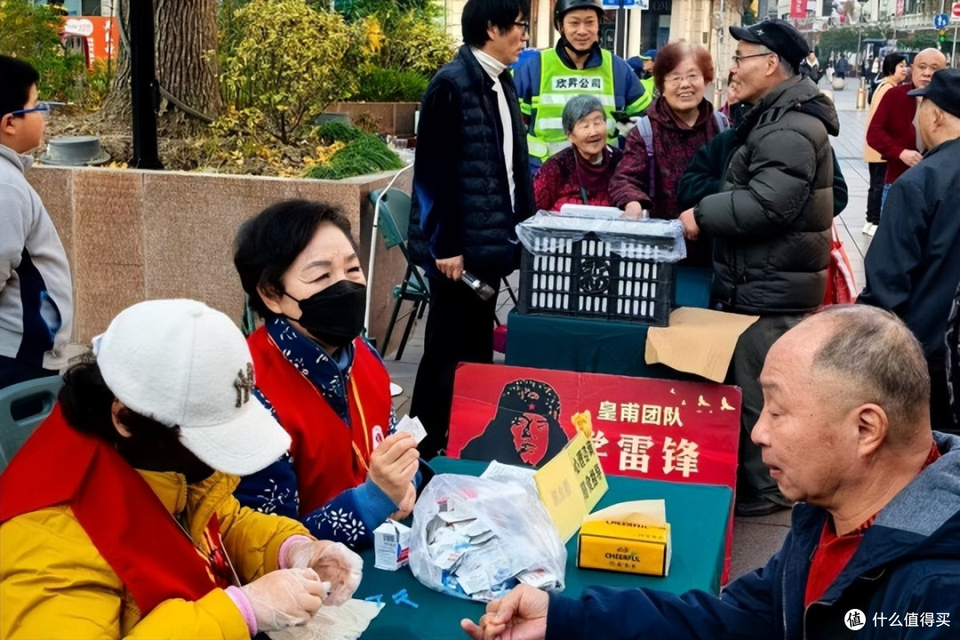 上海市：冬日暖行 雷锋精神点亮南京路步行街