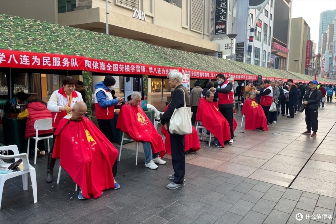 上海市：冬日暖行 雷锋精神点亮南京路步行街