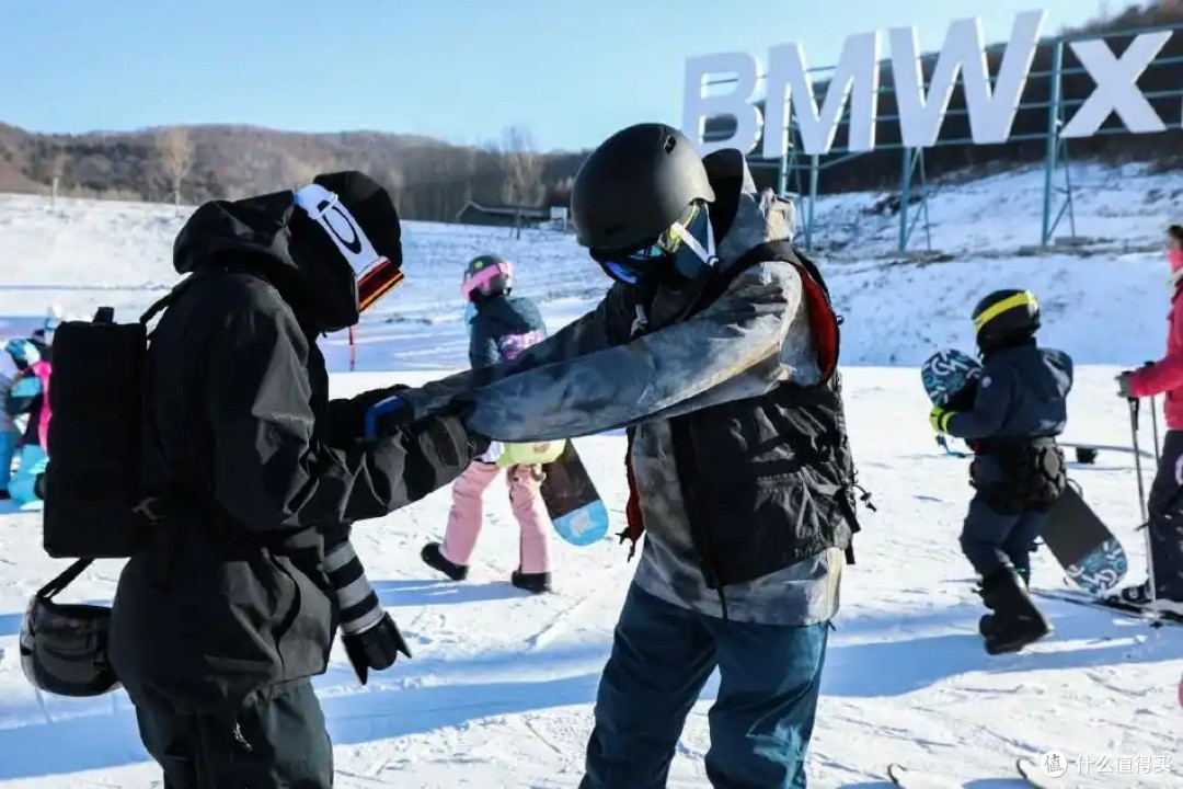 雪场萌新必读:解锁滑雪初体验,选对课程与教练少走弯路!