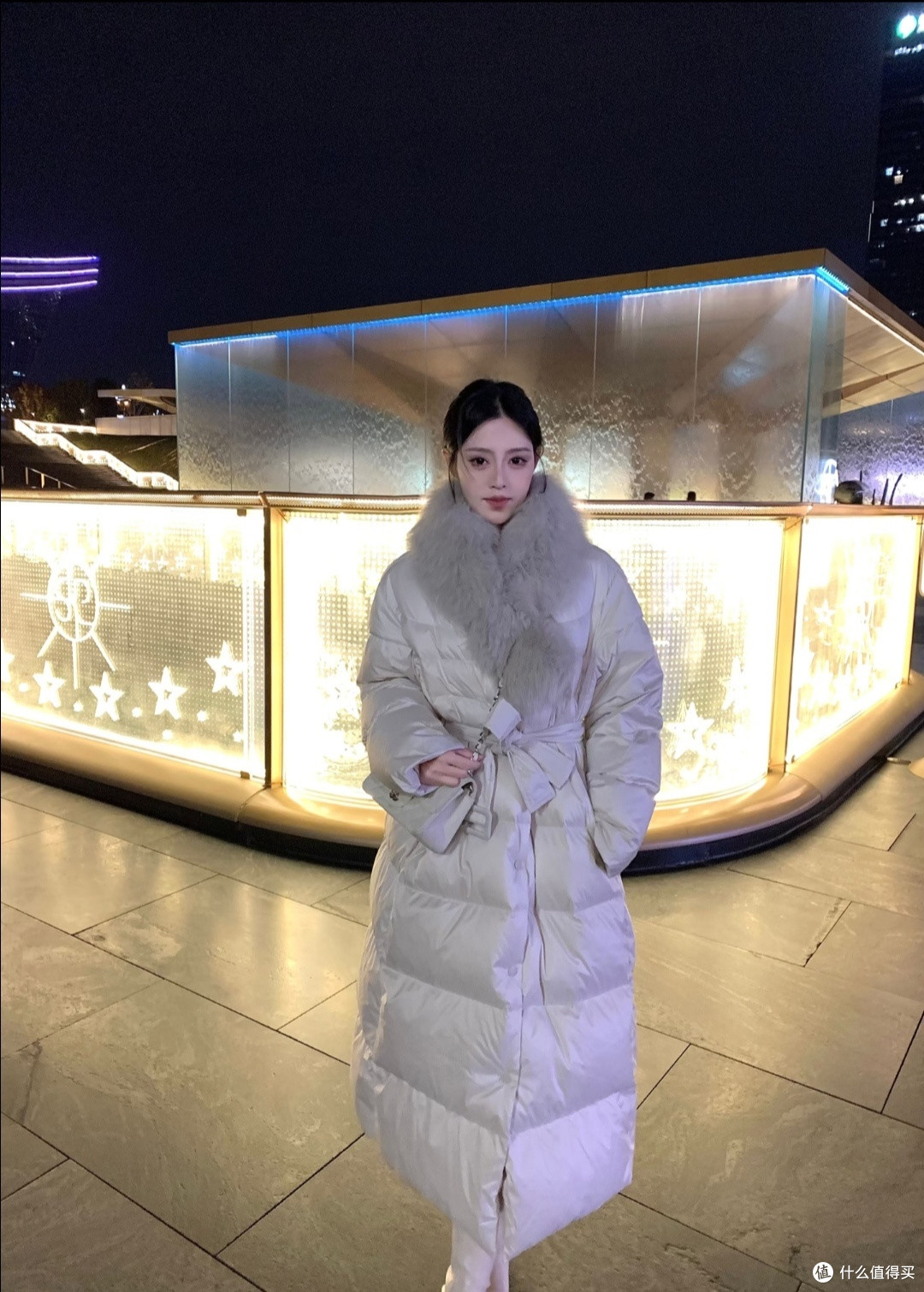 冬夜逛街，系带羽绒服的温暖