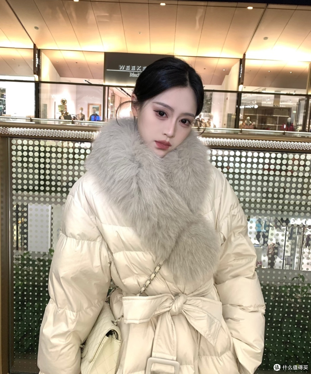 冬夜逛街，系带羽绒服的温暖