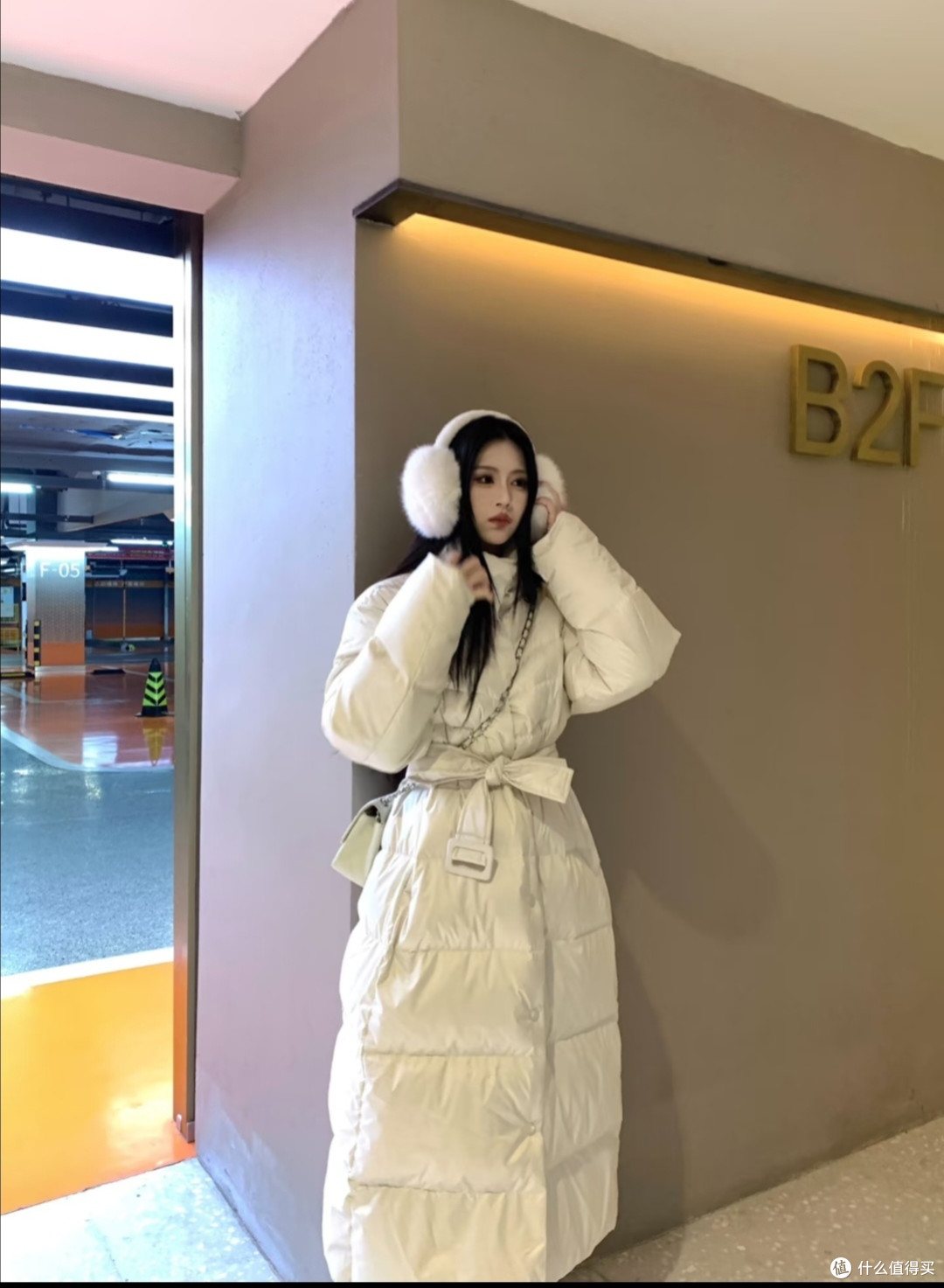 冬夜逛街，系带羽绒服的温暖