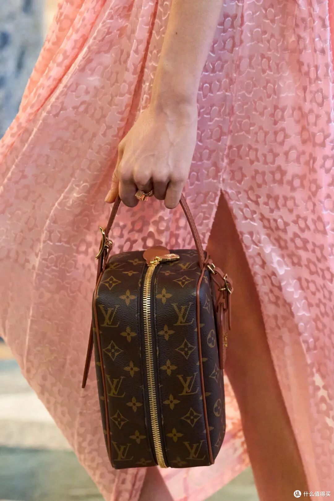 Louis Vuitton看似随性不羁,带来流畅美感,塑造女性的美丽线条