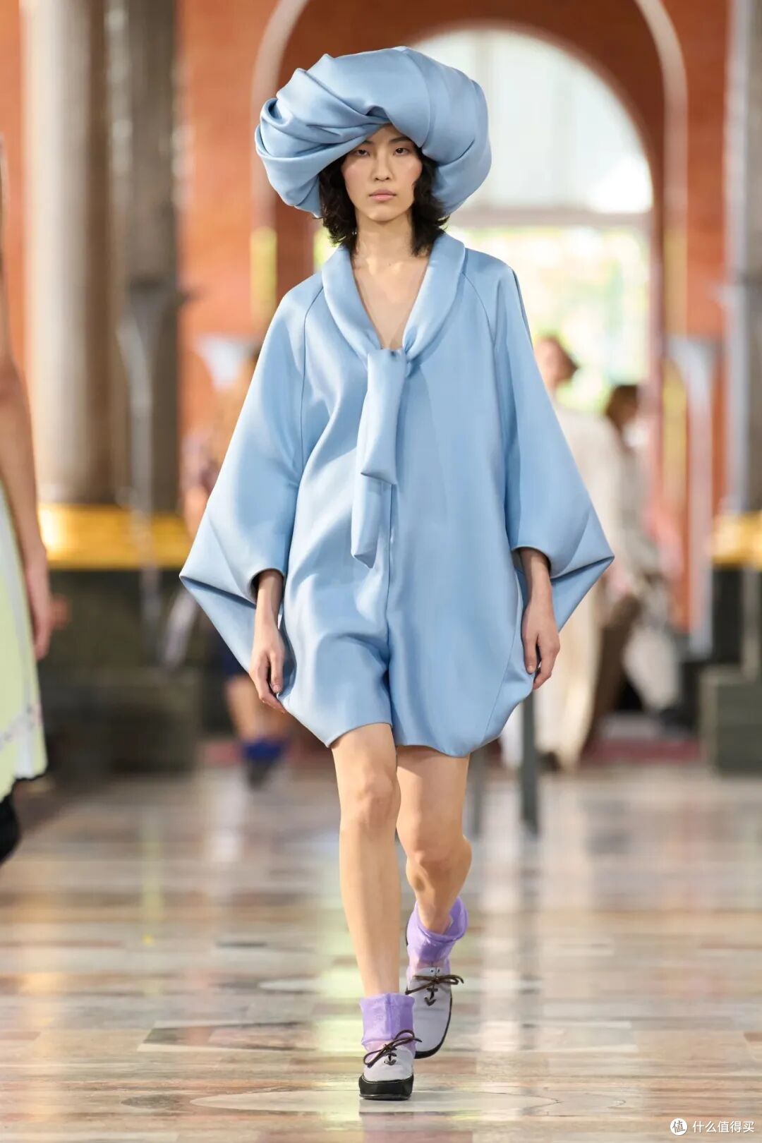 Louis Vuitton看似随性不羁,带来流畅美感,塑造女性的美丽线条