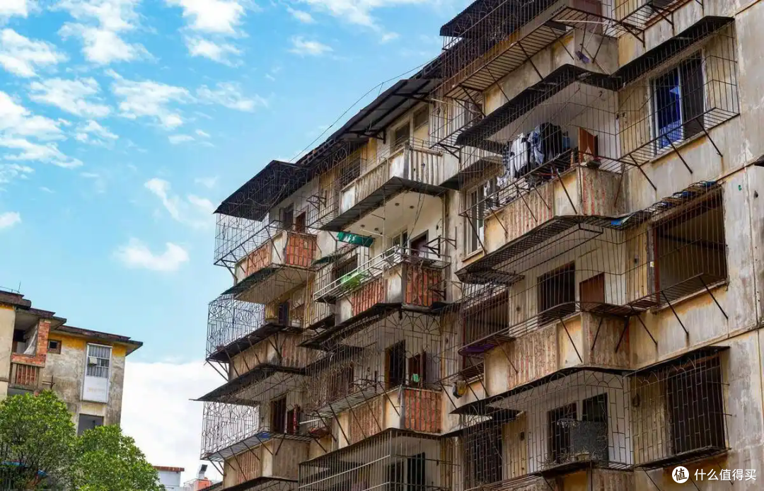 住建部实锤了:房龄满25年以上,一律这样处理,业主有福了!
