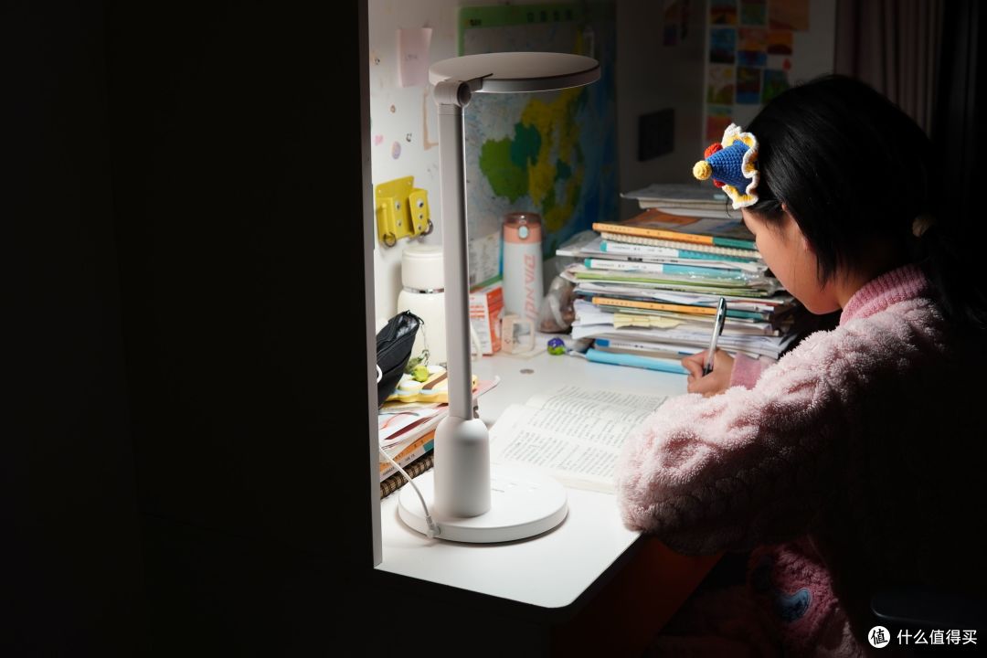 护眼更养眼，光照亮且广——书客SKY护眼台灯