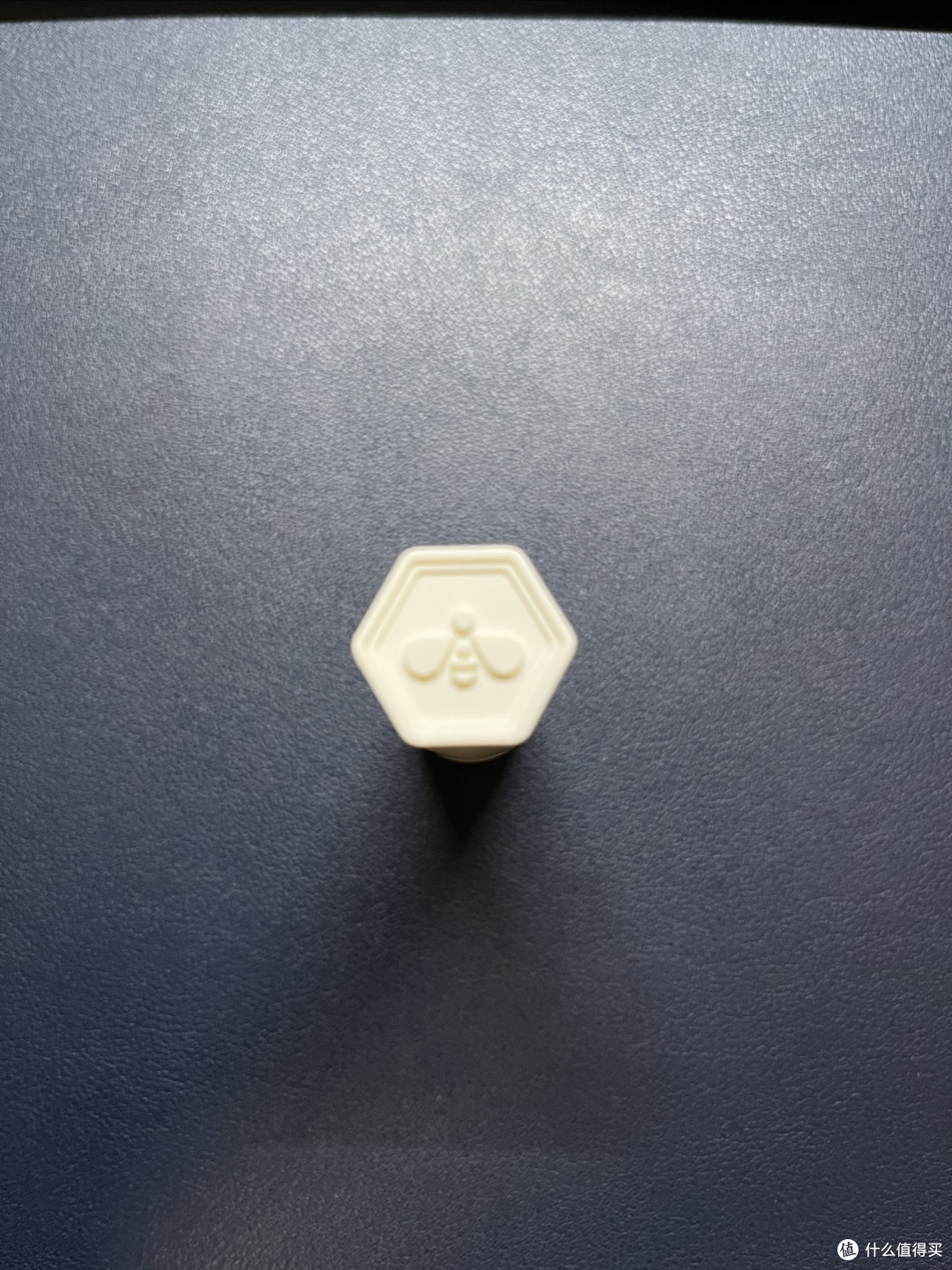 # 换季唇部守护者:曼秀雷敦蜂蜜唇膏的温暖治愈体验