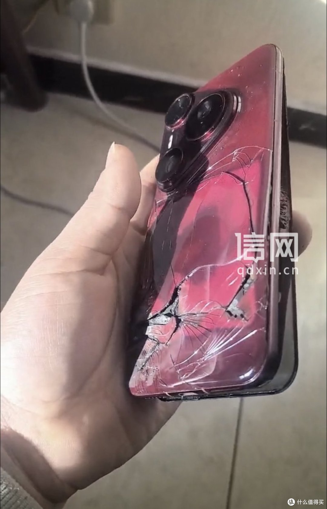 华为新手机充电时电池爆了 售后凭照片认定“外力所致”拒保