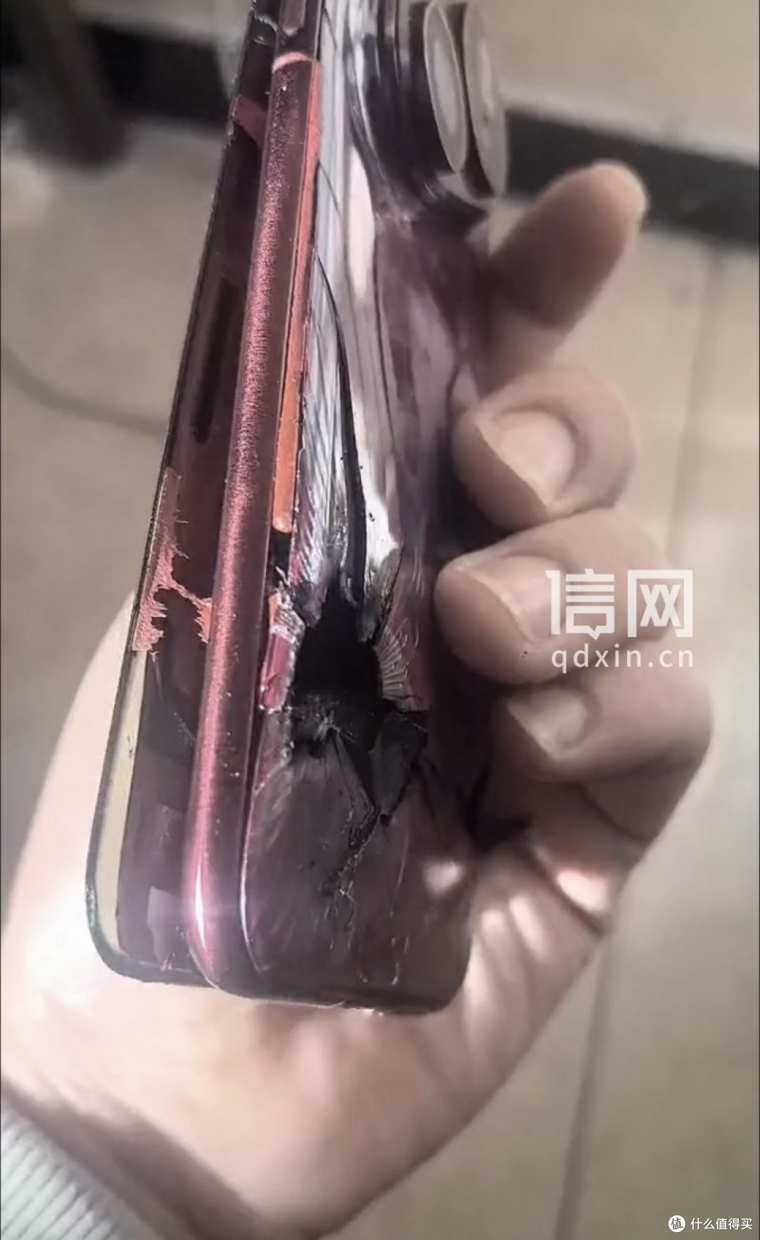 华为新手机充电时电池爆了 售后凭照片认定“外力所致”拒保