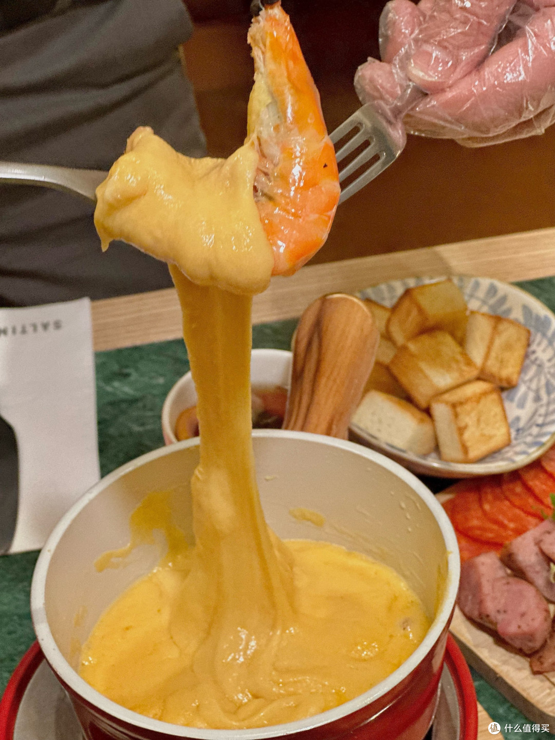 瑞士火锅:雪季里的暖心“黏”味盛宴