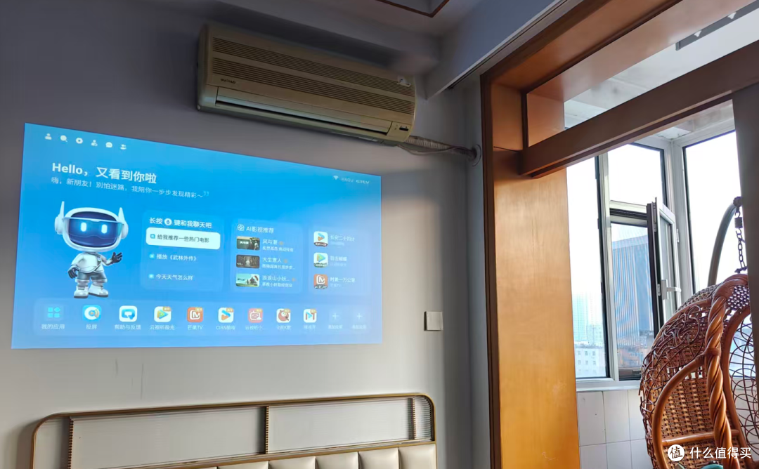 最值得送的圣诞礼物:自动对焦、能躺看天花板的投影仪哈趣Q1 Pro