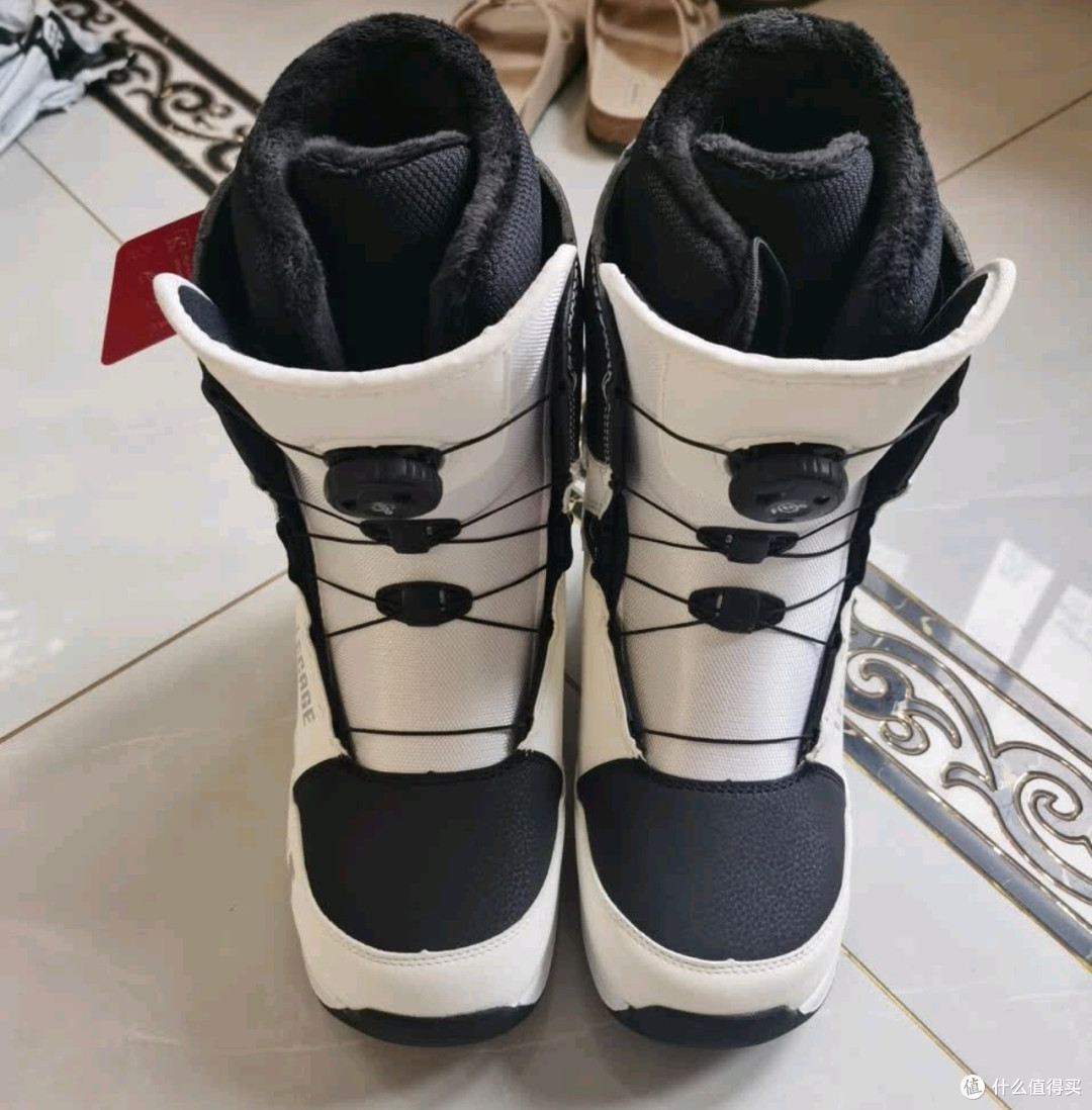 乐凯奇单板鞋:旋钮快穿设计
