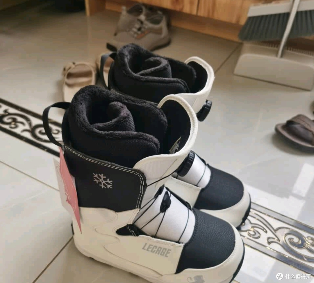 乐凯奇单板鞋:旋钮快穿设计