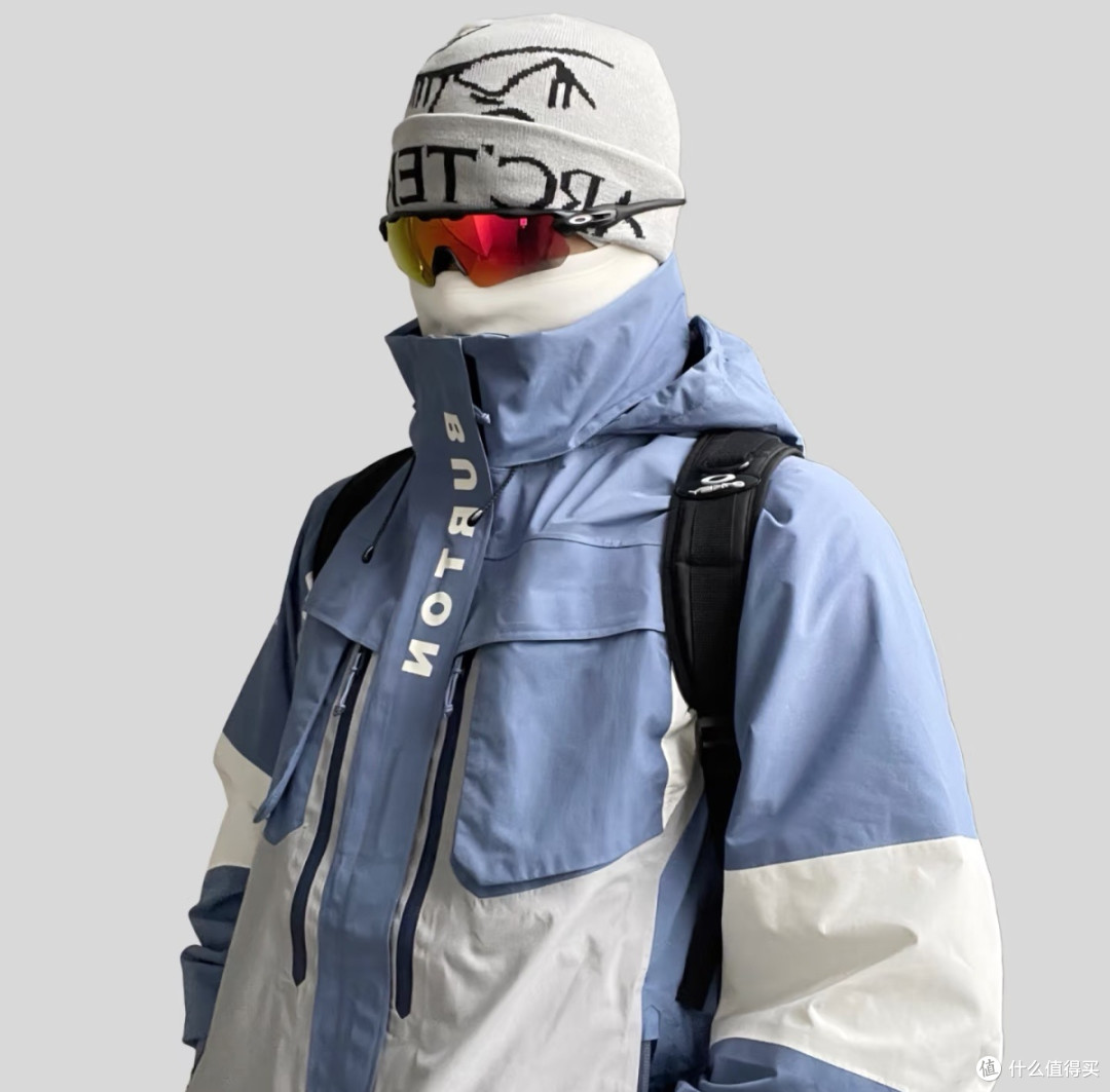 Aizawa联名雪服:低调中的实力派