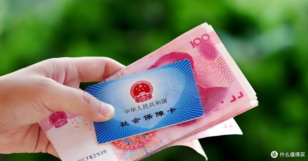 社保延长后，到底还交不交？自己存钱vs交社保，算完两笔账清醒了