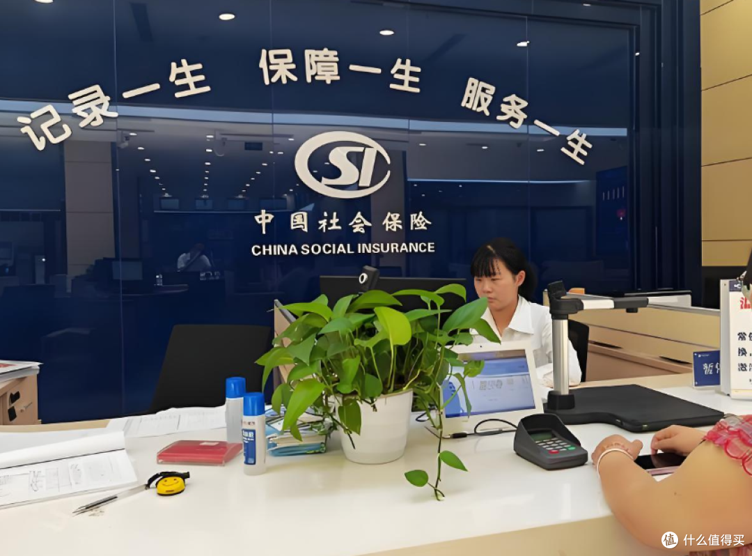 社保延长后，到底还交不交？自己存钱vs交社保，算完两笔账清醒了