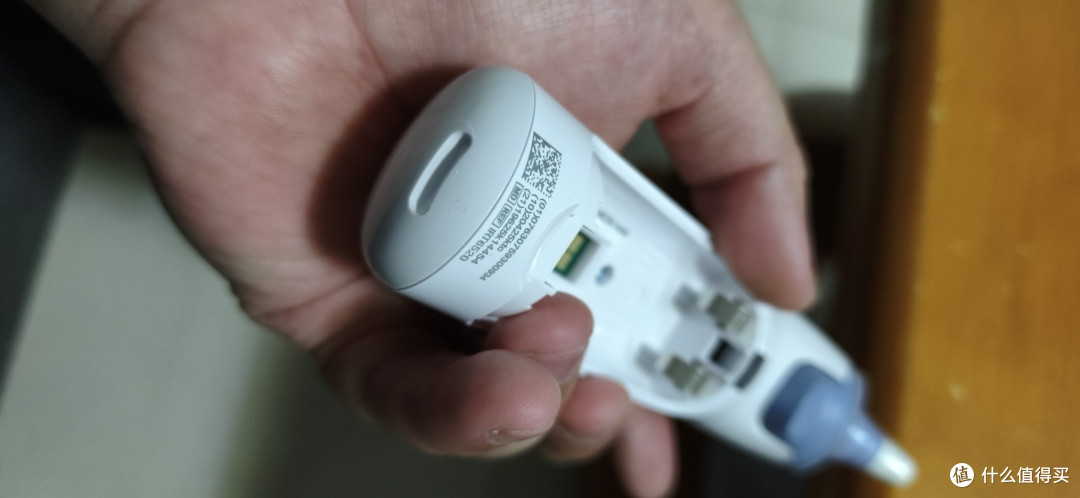 底盖区域也有磨损和划痕