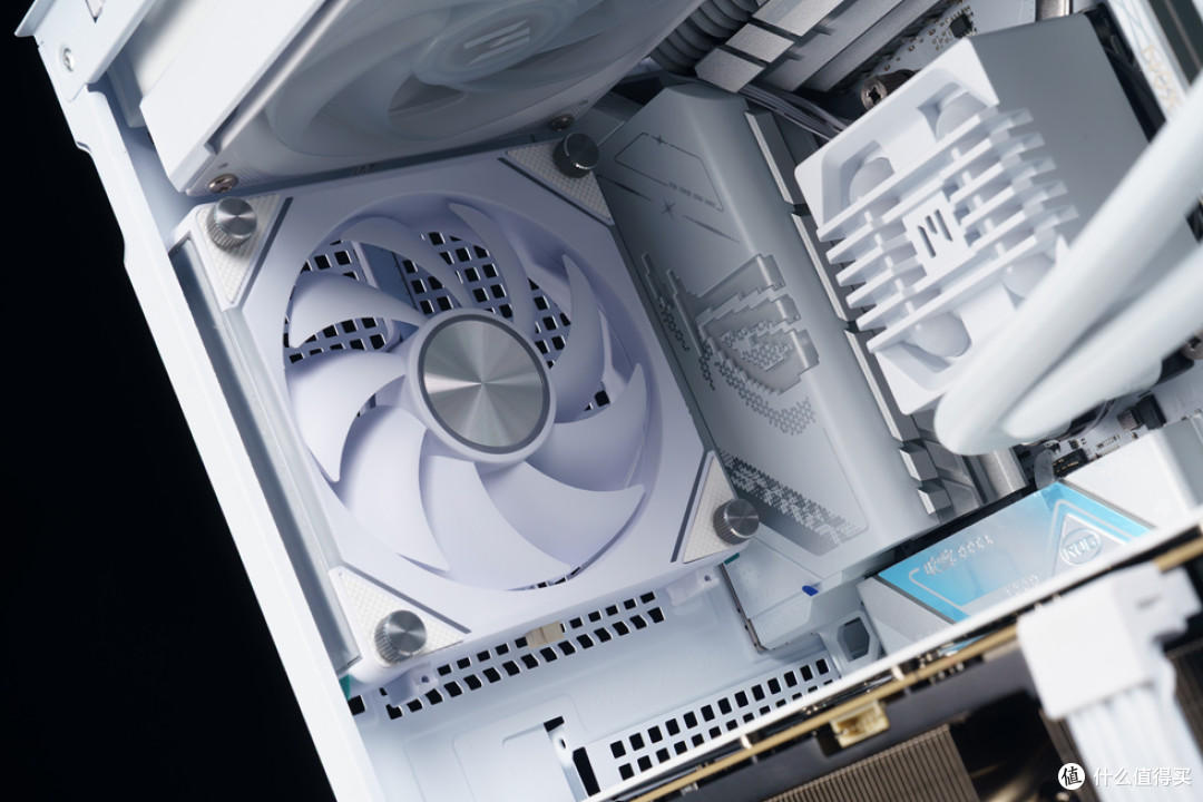 安耐美风屿K1+ROG STRIX X870-A 吹雪S+索泰 RTX 5070Ti 装机分享