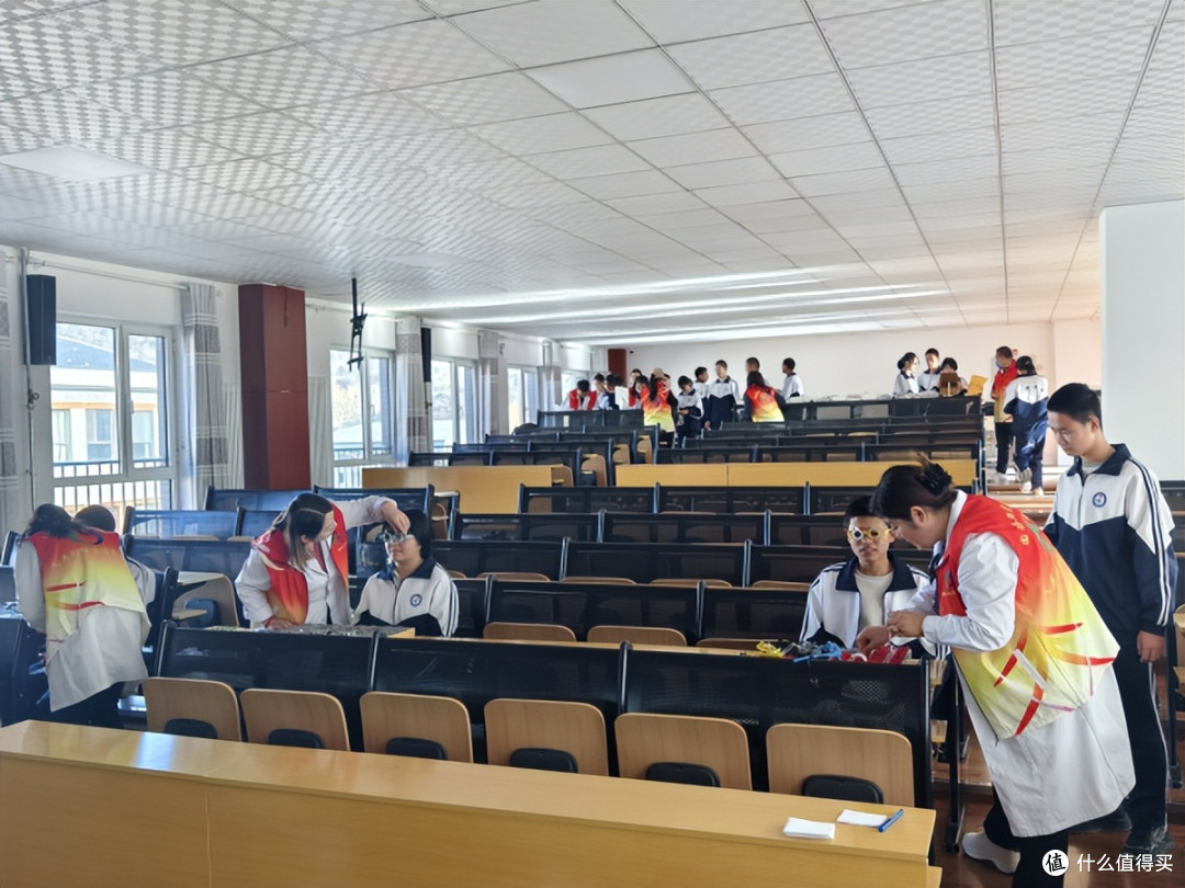 围场阳光公益协会第八次走进围场一中开展爱心助学配镜活动