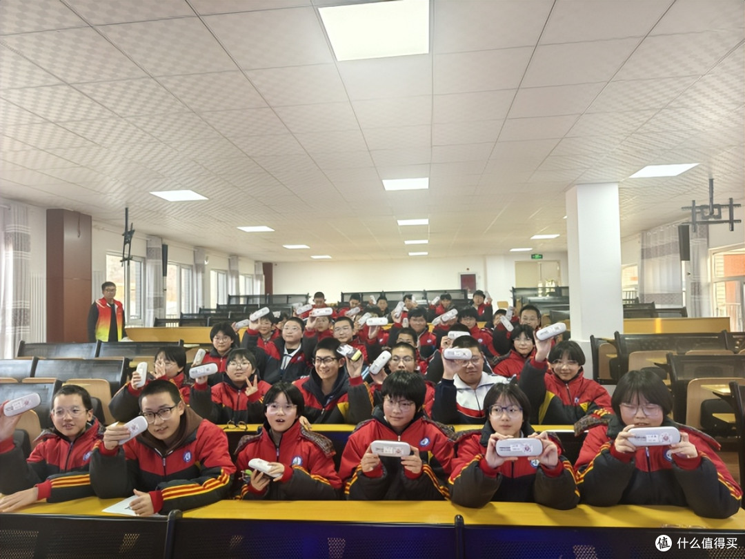 围场阳光公益协会第八次走进围场一中开展爱心助学配镜活动