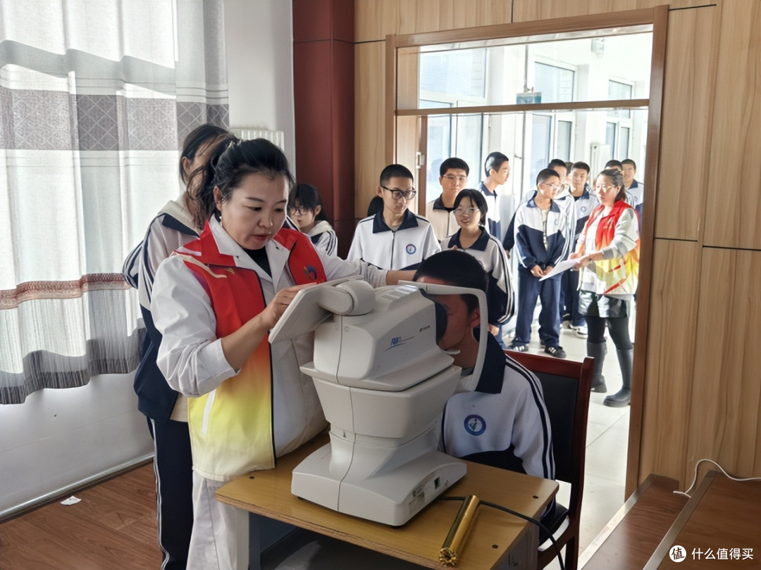 围场阳光公益协会第八次走进围场一中开展爱心助学配镜活动