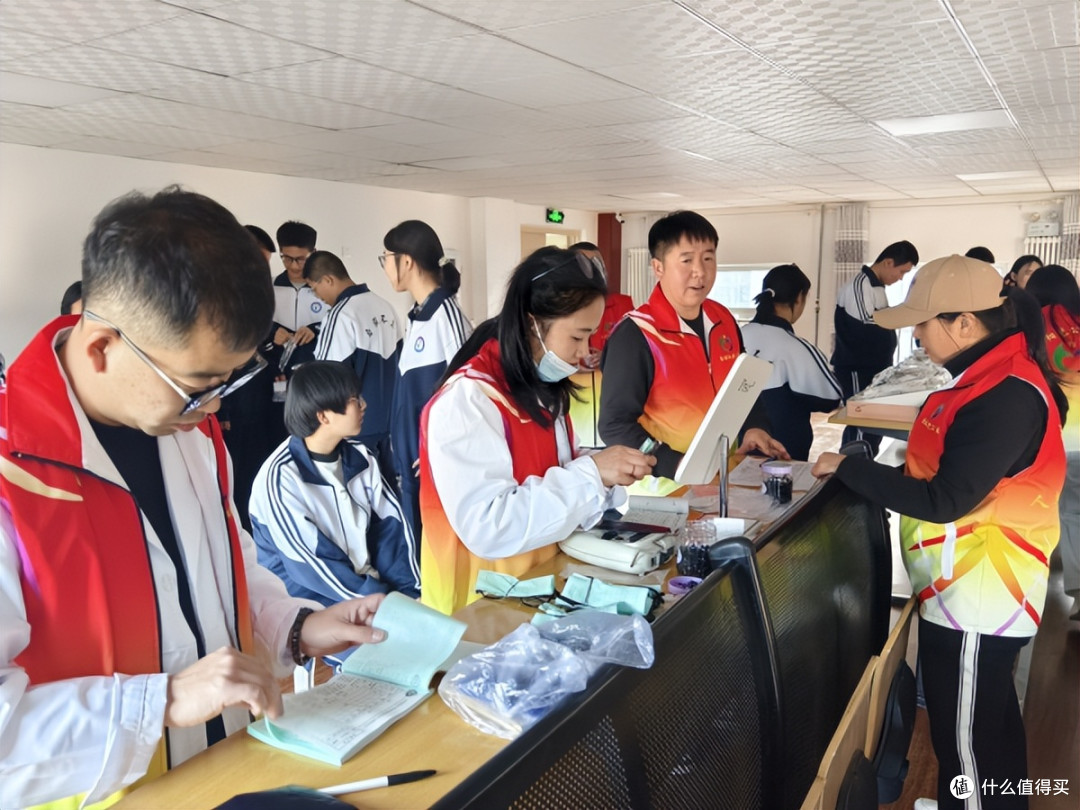 围场阳光公益协会第八次走进围场一中开展爱心助学配镜活动