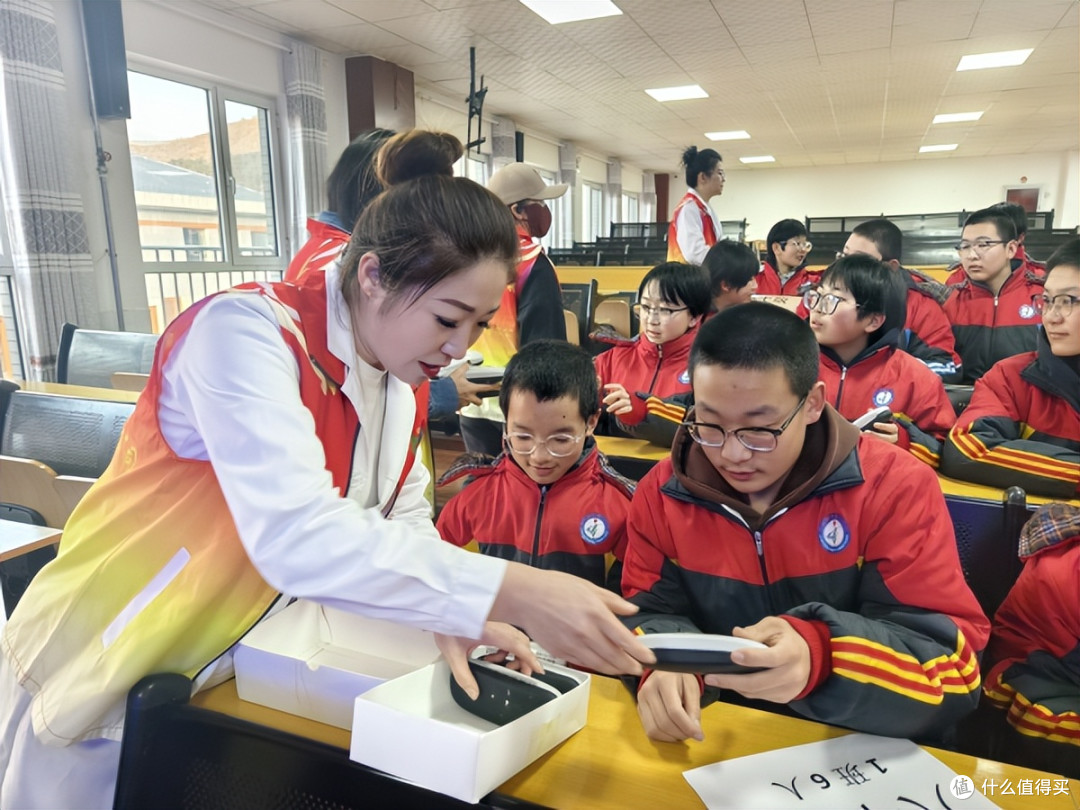 围场阳光公益协会第八次走进围场一中开展爱心助学配镜活动