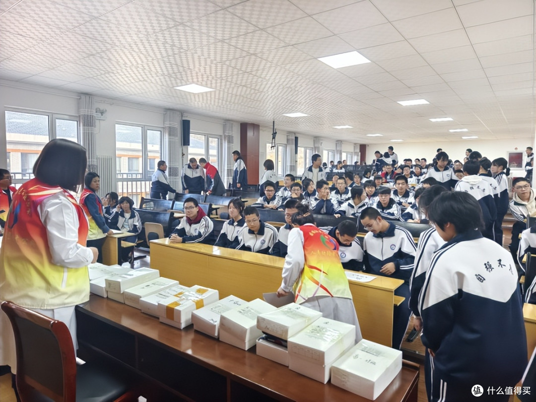 围场阳光公益协会第八次走进围场一中开展爱心助学配镜活动