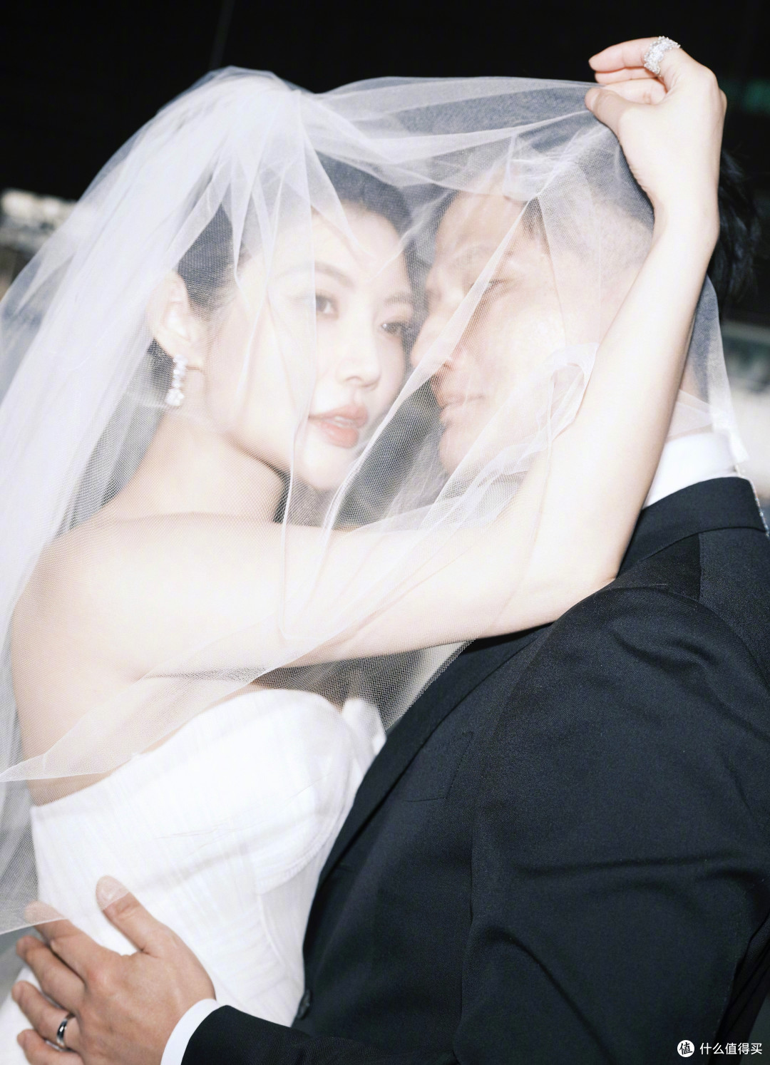 大嫂徐冬冬和保镖尹子维大婚将至，这痞帅男人的穿搭里透着邪气？