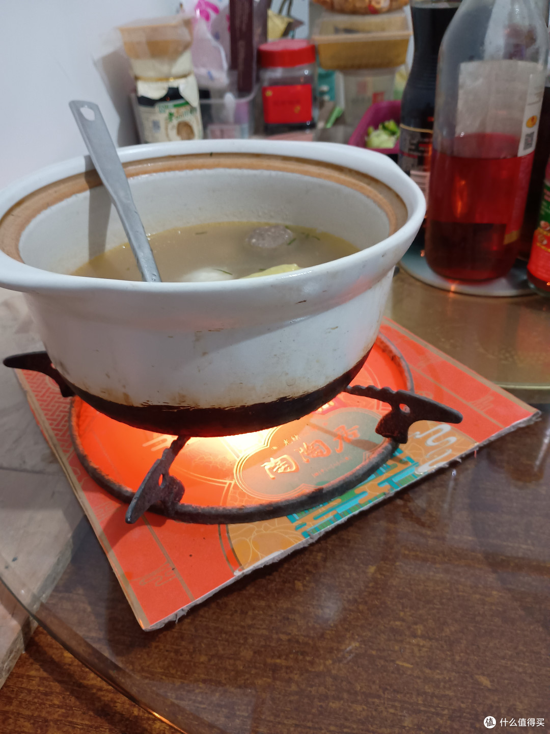 配上前阵子夏天买的那个玻璃转台，还真像那么回事