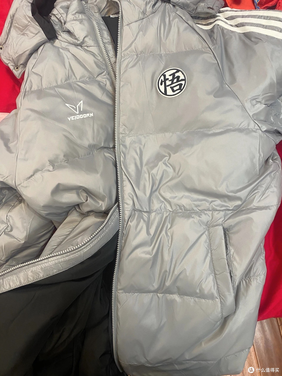 灰色长款羽绒服，保暖又潮