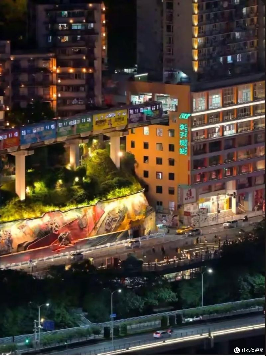 李子坝的夜,是重庆最魔幻的情书