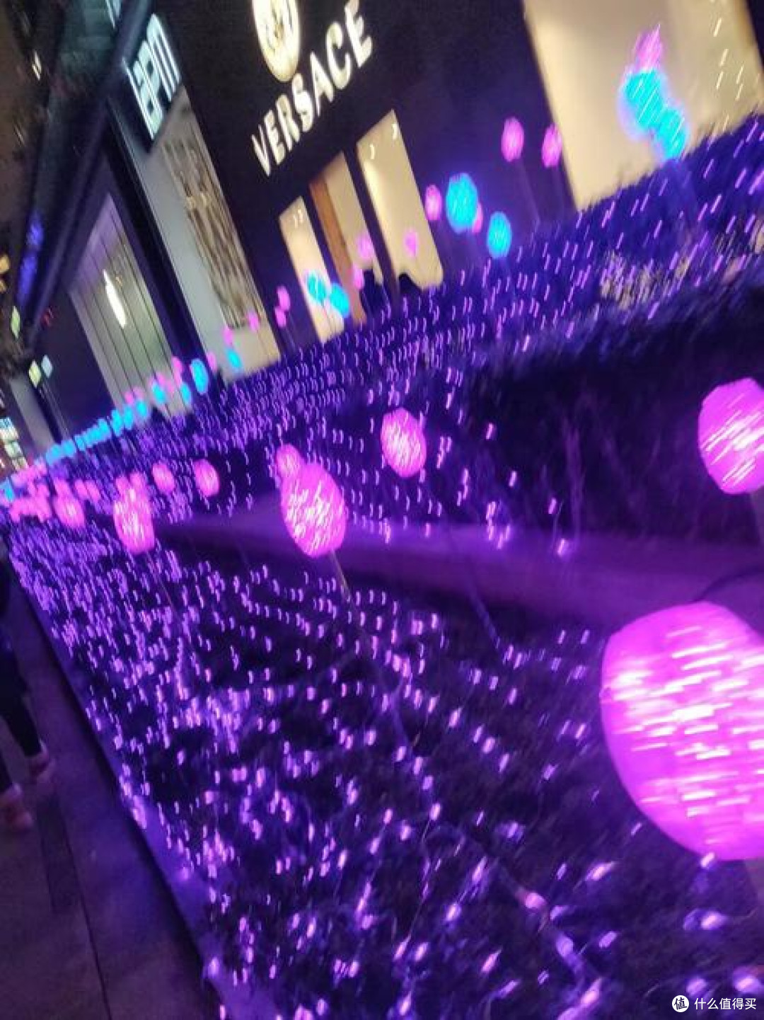 One ITC 发光球体:光影交织的艺术地标
