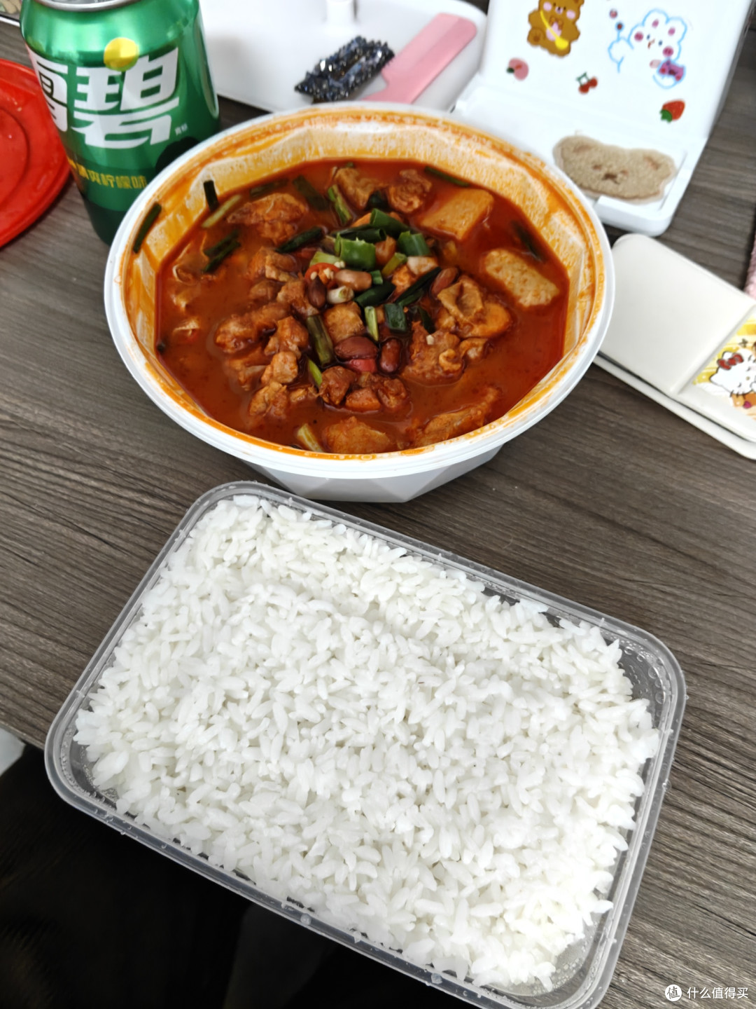家常红烧鸡块饭：一碗热辣里的力量