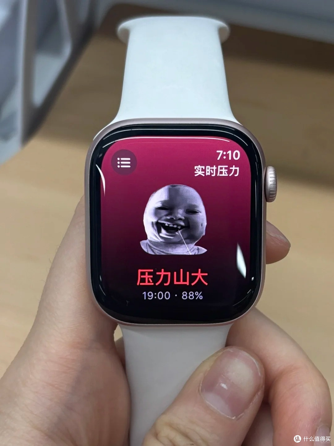 救命！Apple Watch 被我玩成解压神器，“邪恶婴儿” AI 笑到捶桌