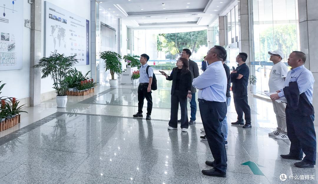 AI赋能教育普惠！冠捷科技携手新华集团智能设备点亮智慧教学未来