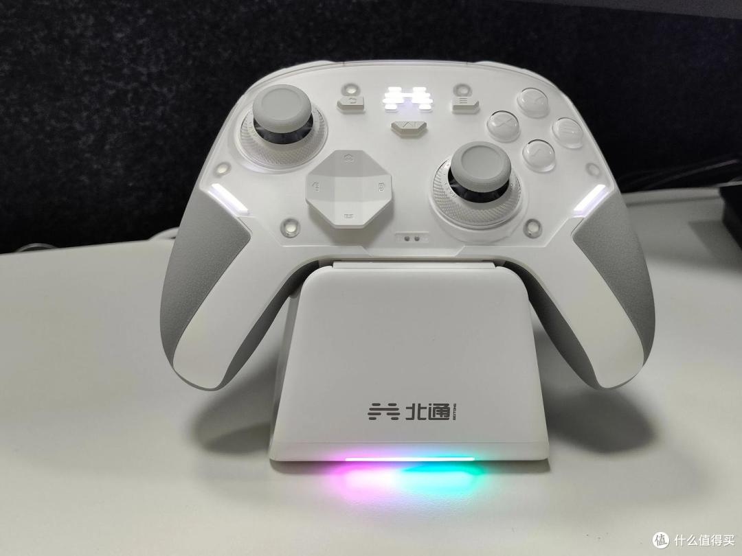 入手即毕业!北通鲲鹏40御铠白:硬核操控 +黑科技智控双维碾压!