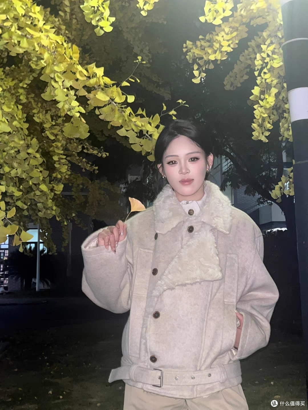 MADWITCH复古双排扣毛领棉服：双旦穿搭的仪式感与温暖并存