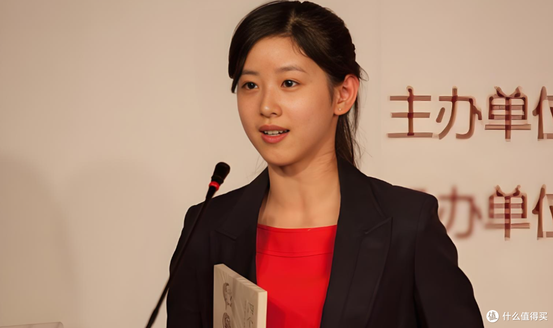 章泽天独自迪拜过圣诞,松弛感拉满刘强东未现身!