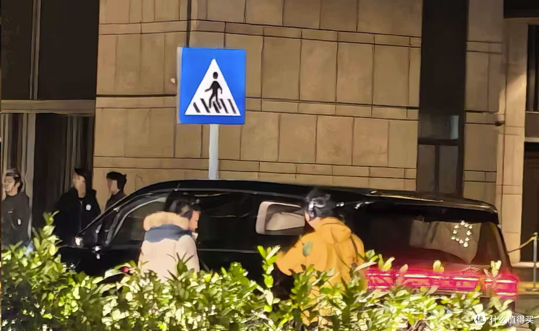 鸿蒙智行第一款MPV——智界V9实车曝光,华为电池+华为智驾!
