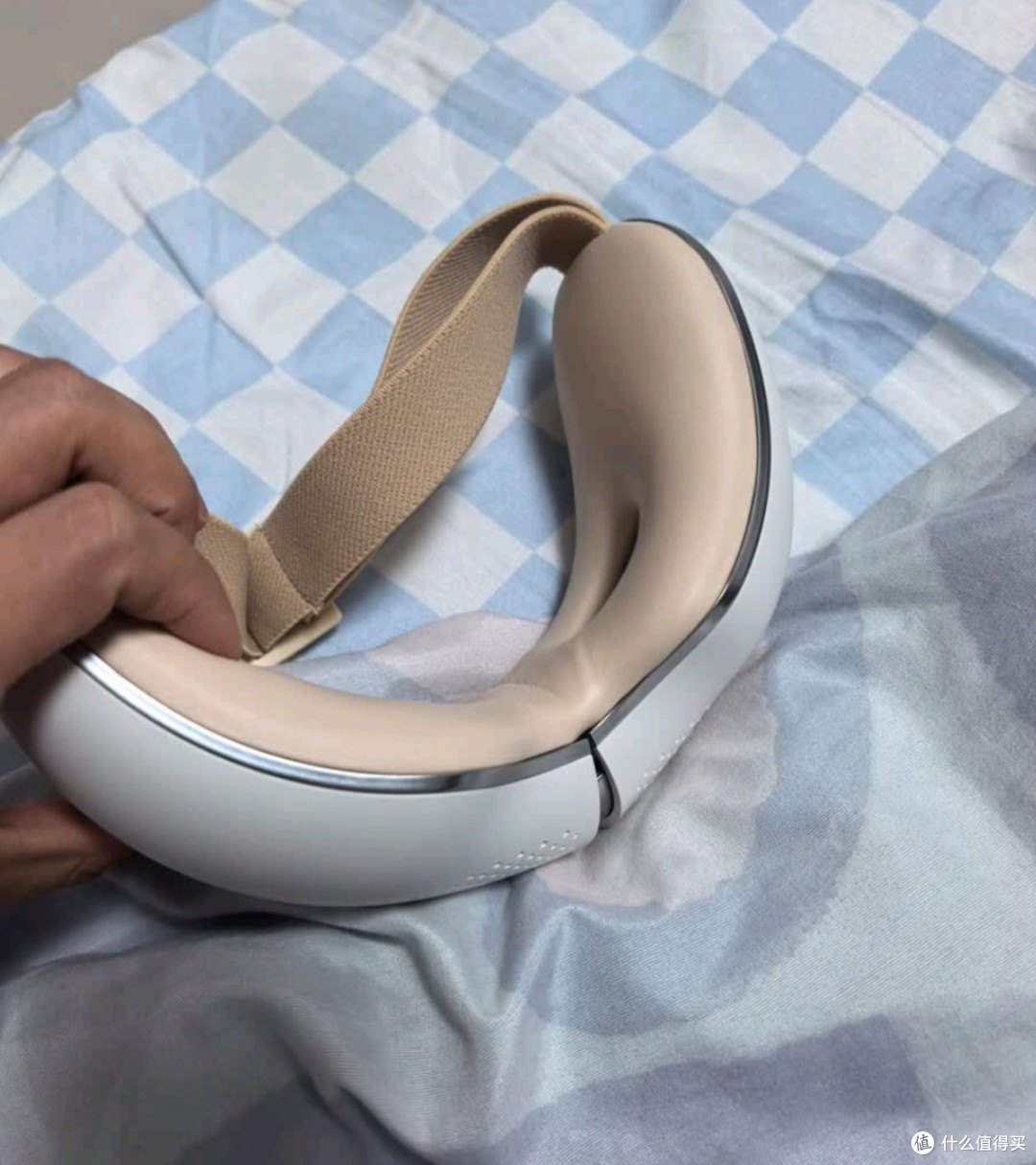 双旦送礼选对款,京东京造智能眼部按摩仪E5s超贴心