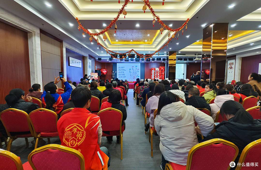 德孝苑里笑声扬:社区联欢共绘“健康+欢乐”新年画卷
