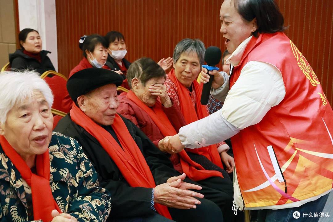 德孝苑里笑声扬:社区联欢共绘“健康+欢乐”新年画卷