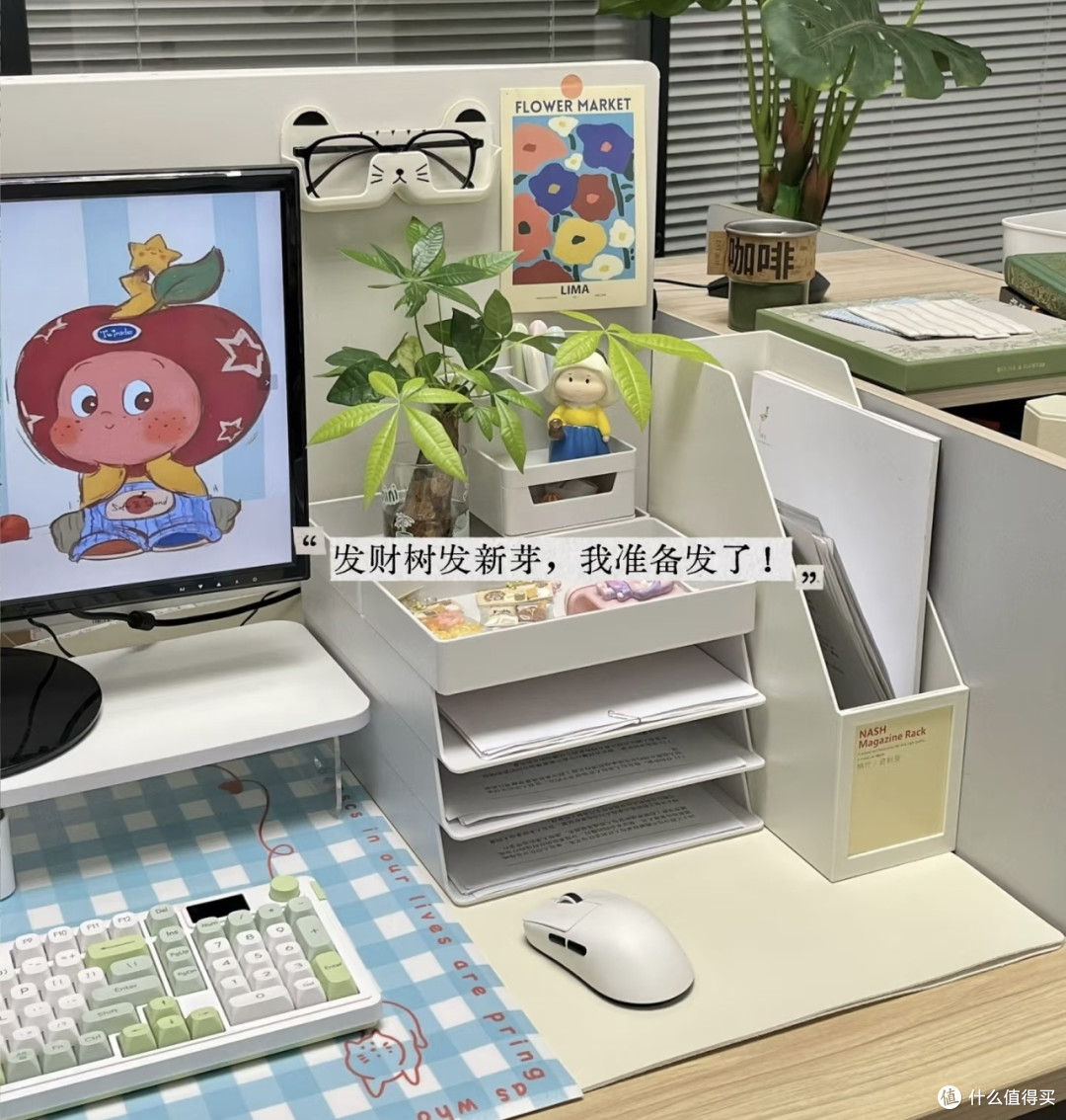 蓝绿撞色办公桌面布置