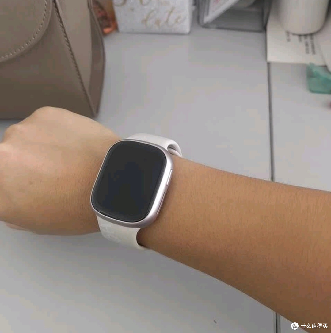 荣耀手表5晨辉金:女友的贴心智能管家