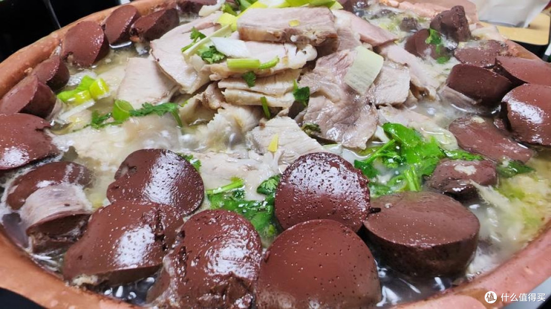 东北冬日美食:热气腾腾的杀猪菜血肠