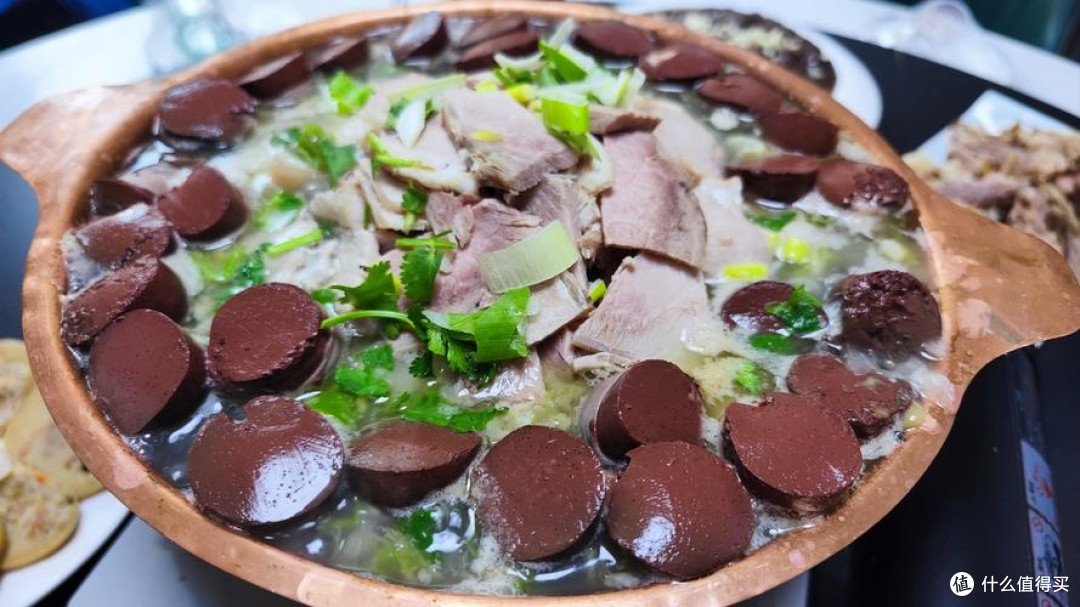 东北冬日美食:热气腾腾的杀猪菜血肠
